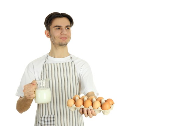 흰색 배경에 고립 된 앞치마에 젊은 남자를 요리의 개념