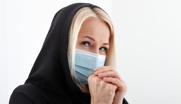 Concept coronavirus, covid-19 respiratoir virus. Vrouw die gezichtsmasker draagt.