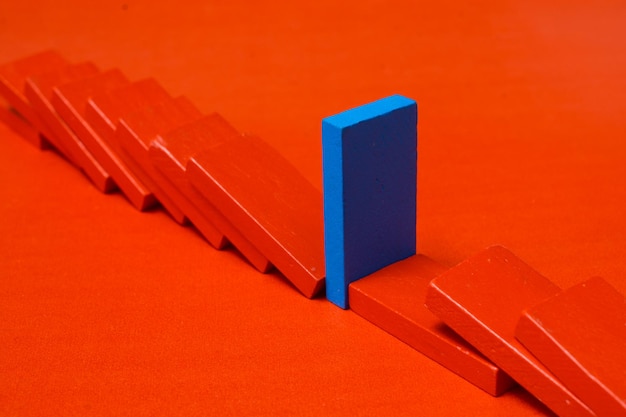 Concept creatief logisch denken kunst het domino-effect concept voor het bedrijfsleven