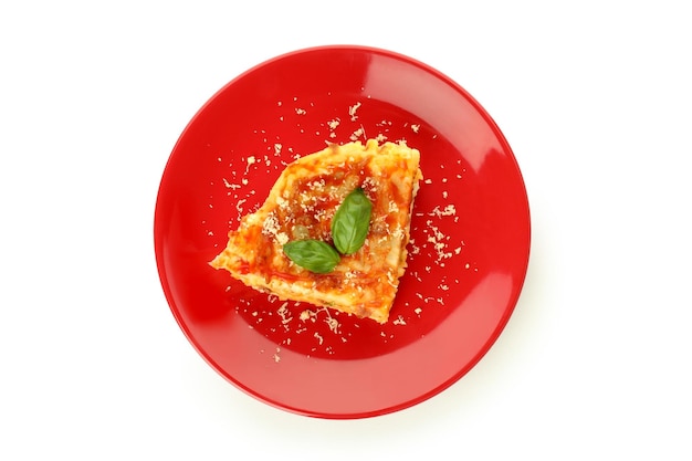 흰색 배경에 고립 된 맛있는 음식 라자냐의 개념