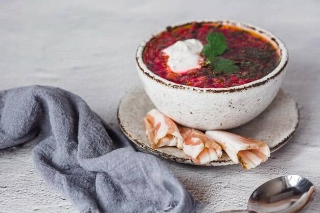 Foto il concetto di cibo delizioso borscht russo ucraino tradizionale