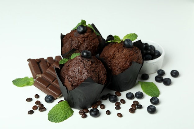 Concetto di cibo delizioso con muffin al cioccolato su sfondo bianco.