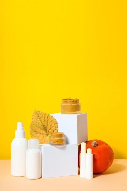 Foto concetto di diversi prodotti cosmetici zucca cosmetici spazio per il testo