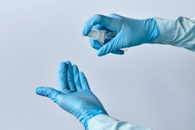 Photo the concept of disinfection using an antiseptic in medical gloves.