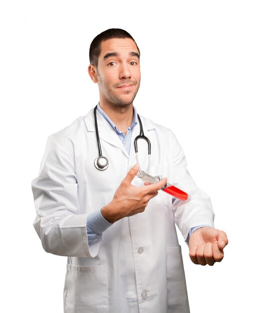 Foto concetto di un medico donando sangue