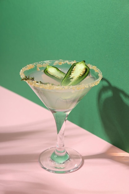 Concept drank met Jalapeno-cocktail op tweetonige achtergrond