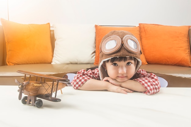 Il concetto di sogni e viaggi il bambino interpreta il ruolo di un pilota e sogna di volare nello spazio.