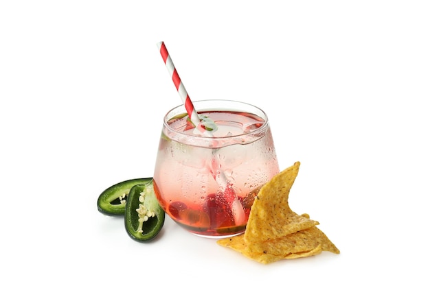 Concetto di bevanda con cocktail jalapeno isolato su sfondo bianco