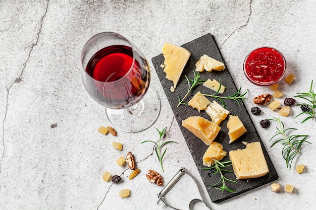 Foto il concetto di prodotti ecologici. prodotti caseari, formaggi, cereali e vino dell'azienda biologica. parmigiano, feta, formaggio di capra, vino rosso. immagine di sfondo. copia spazio.