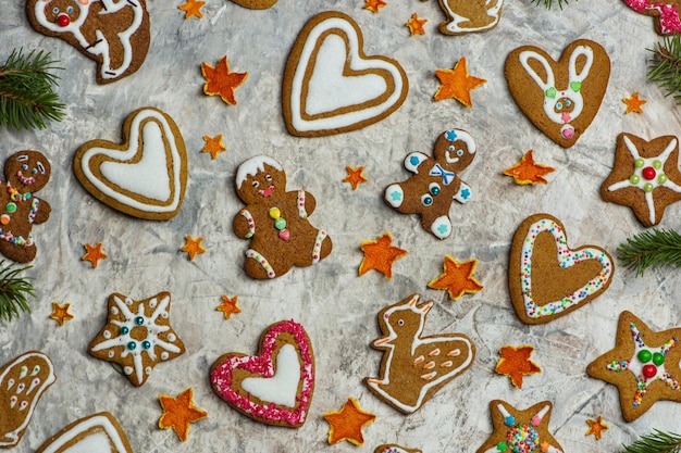 生態学的な自然の環境にやさしいクリスマスの装飾の概念さまざまなジンジャーブレッドの男性のコレクションモミの枝と冬のスパイスとクリスマステーブルのジンジャーブレッド