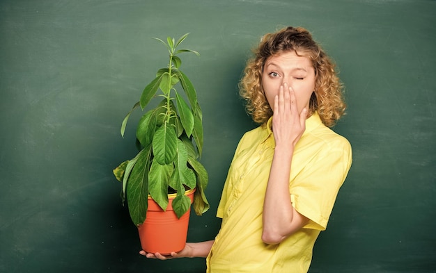 개념 생태학 교사: 생물학 수업에서 안경을 쓴 여성 학생: 흑판에 식물이 있는 소녀: 환경 교육 학교: 자연 연구: 지식의 나무: 학교 학습: 생태학