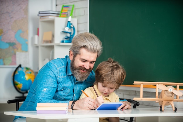 Concetto di educazione e lettura insegnamento doposcuola tutor privato per bambini scuola elementare ritorno a scuola studente elementare tutor di scuola elementare