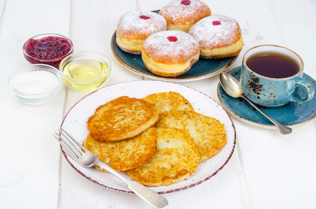 Concept en achtergrond Joodse feestdag Chanoeka. Traditionele voedseldoughnuts en aardappelspannekoeken latkes. Plat of bovenaanzicht.