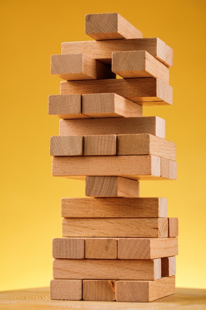 起業家リスクの概念。黄色の背景に木製のブロック。