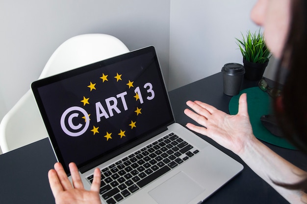 写真 デジタル単一市場またはcdsmアートにおける著作権に関する概念eu指令は、ミーム禁止として知られています