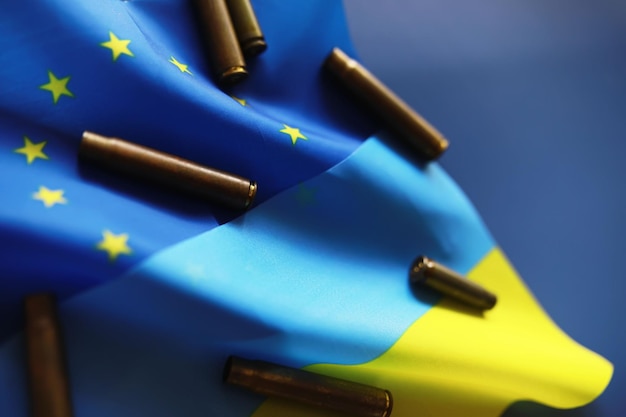 군사 분쟁에서 우크라이나에 대한 유럽 연합 지원의 개념 연대 정치 깃발이 테이블에 있습니다