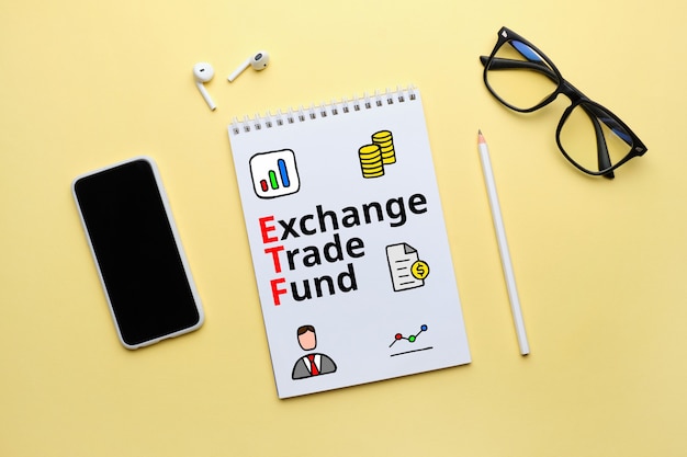 Concept exchange-traded fund ETF-investeringsinstrument geschreven op een stuk papier.