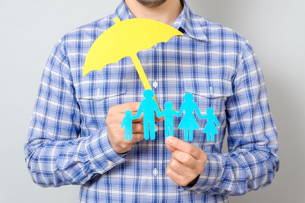 Concept familieverzekering met paraplu die een familie beschermt