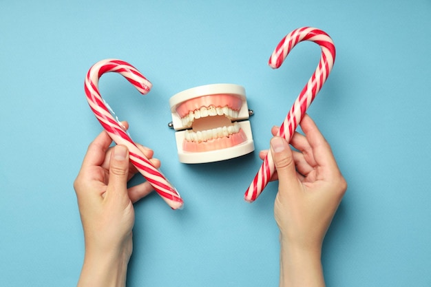 Concetto di cibo cattivo per i denti su sfondo blu