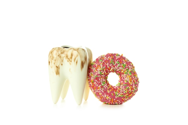 Концепция еды, вредной для зубов, изолирована на белом фоне