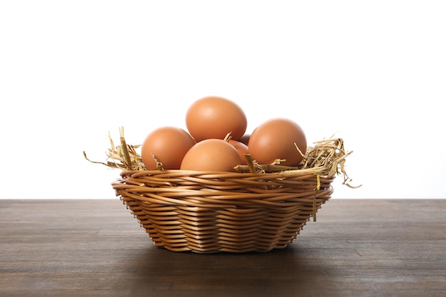흰색 배경에 고립 된 신선하고 천연 농산물 계란의 개념