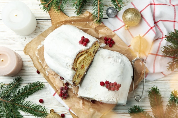 Concetto di dessert tedesco stollen vista dall'alto