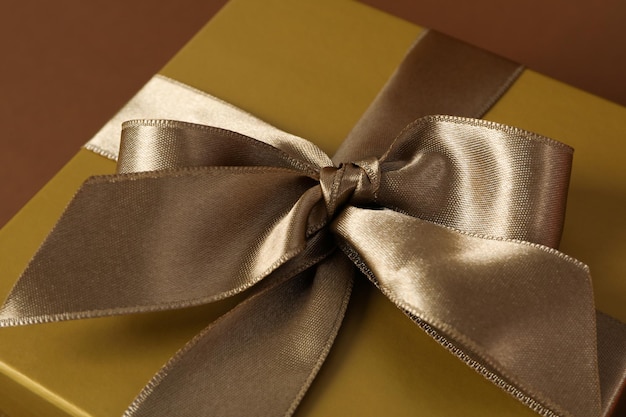 갈색 배경에 선물 선물 상자의 개념