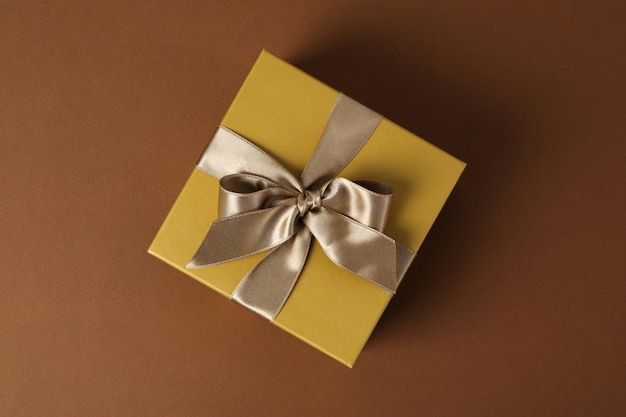Концепция подарочной коробки на коричневом фоне