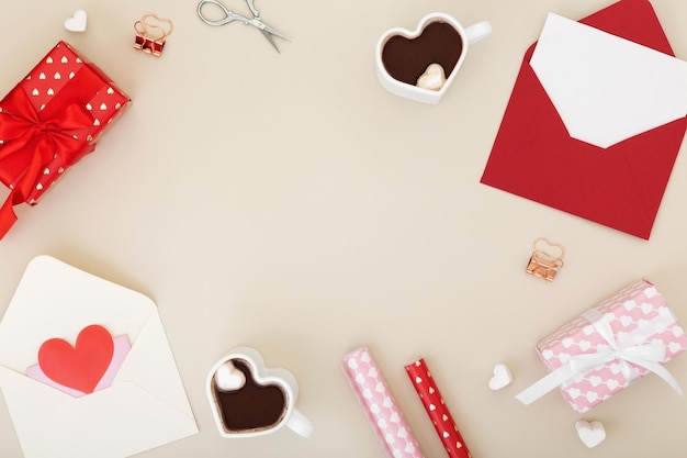 バレンタインデーのためのあなたの愛する人へのコンセプトギフトテキストのモックアップのためのスペースのある紙の封筒