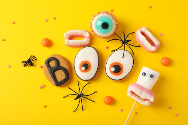 Concetto di dolci di halloween dolci divertenti vista dall'alto