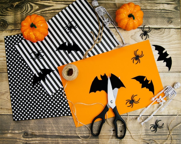 Foto il concetto di una felice festa di halloween decorazioni di halloween pipistrelli uno scheletro