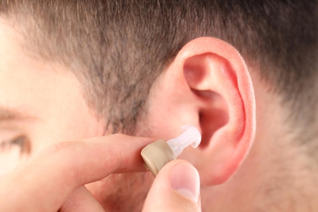 Концепция здравоохранения со слуховым аппаратом, крупным планом
