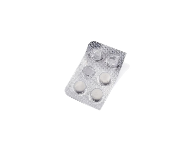 Concetto di salute e medicina. pillole bianche in un sacchetto di plastica isolato su sfondo bianco