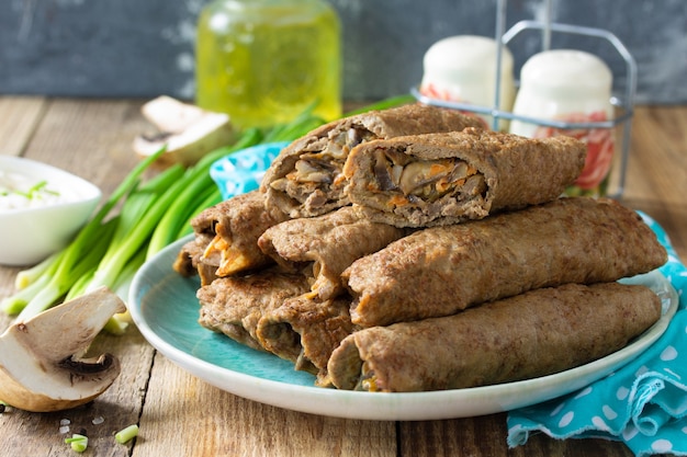 ヘルシーな朝食のコンセプトきのこと野菜を詰めた肉レバーのパンケーキ