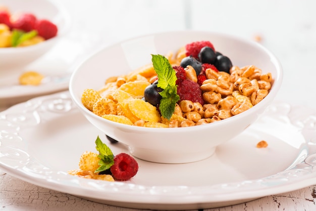 Muesli와 신선한 딸기와 함께 건강 한 아침 식사의 개념.