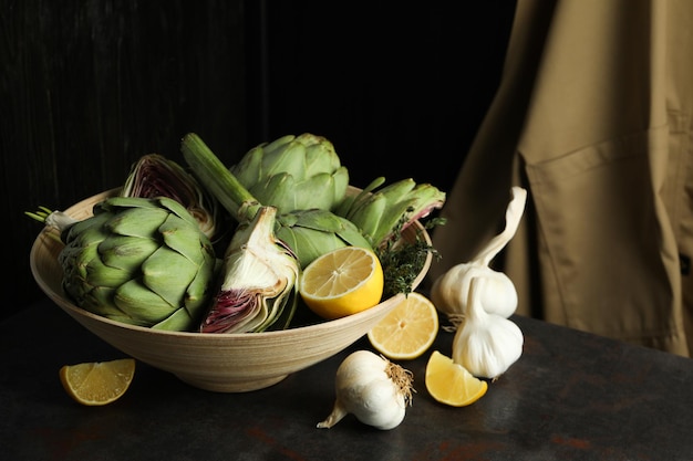 Concetto di cibo sano con pianta di carciofo