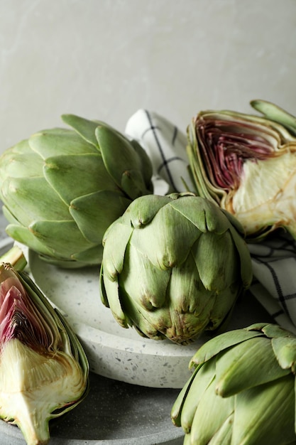 Concetto di cibo sano con pianta di carciofo