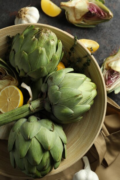 Concetto di cibo sano con vista dall'alto di carciofi