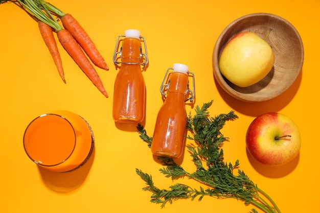 Concetto di sana alimentazione e dieta con succo di carota