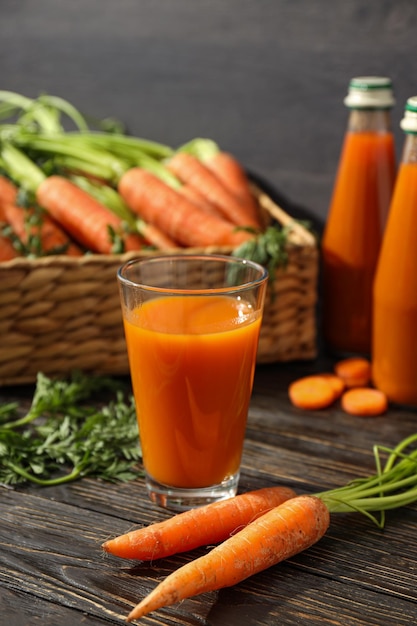 Foto concetto di sana alimentazione e dieta con succo di carota