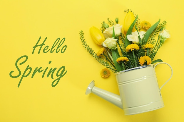 黃色背景上的"Hello Spring"的概念