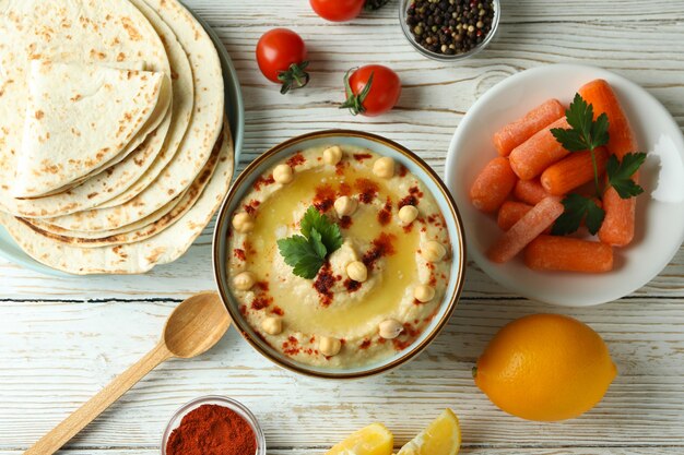 Concept het koken van hummus op witte houten muur