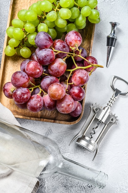 Concetto di vinificazione artigianale. uva verde e rossa. sfondo di vino.