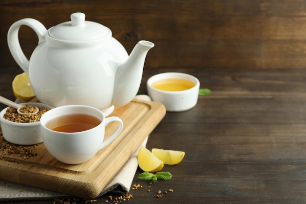 Концепция горячего напитка с гречневым чаем на деревянном столе