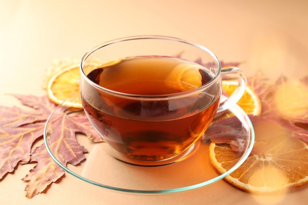 Concetto di bevanda calda con tè su fondo beige