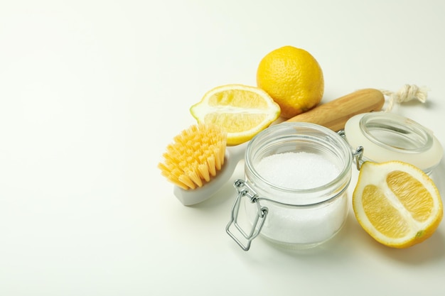 Concetto di detergenti per la casa con acido di limone