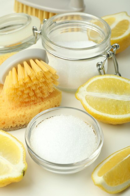 Concetto di detergenti per la casa con acido di limone