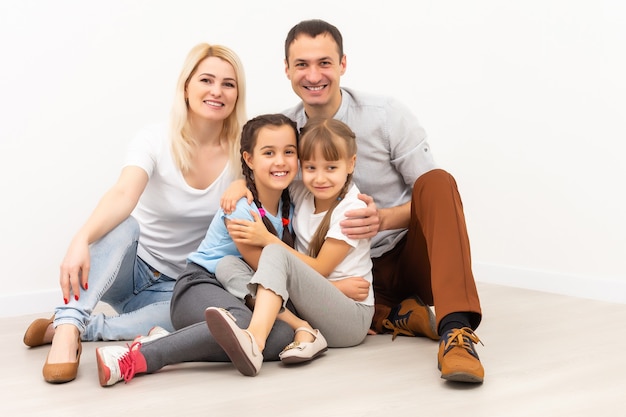 concept huisvesting van een jong gezin. moeder vader en kinderen in een nieuw huis