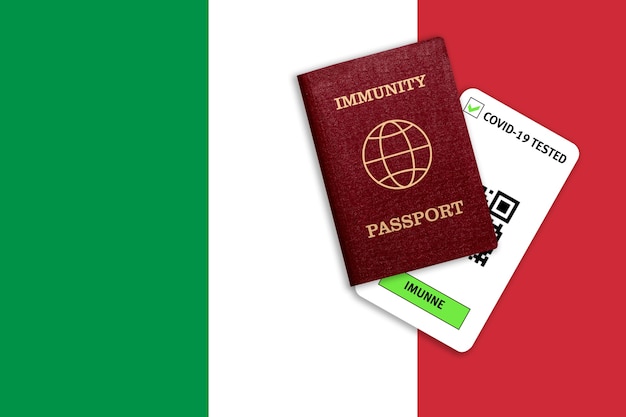 Foto concetto di immunità al coronavirus. passaporto di immunità e risultato del test per covid-19 sulla bandiera dell'italia.