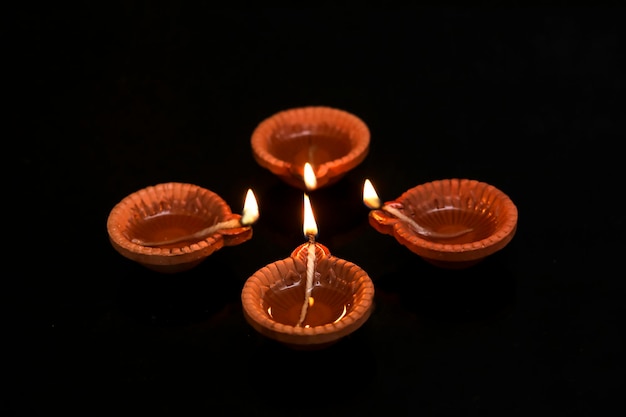 어두운 배경에 인도 축제 디왈리 전통 오일 램프의 개념